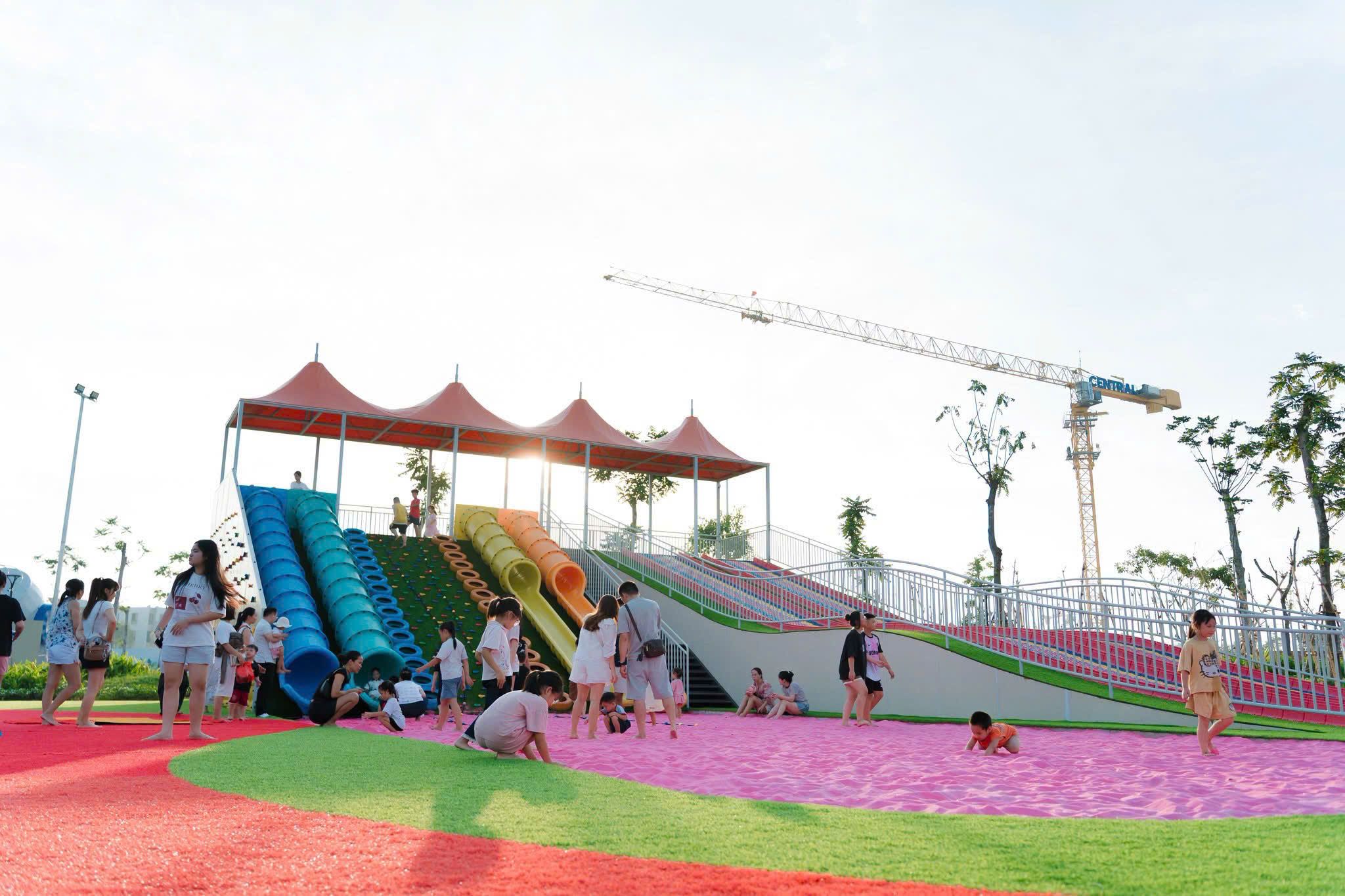 Trẻ Em Chơi Cầu Trượt Tại Vinhomes Wonder City